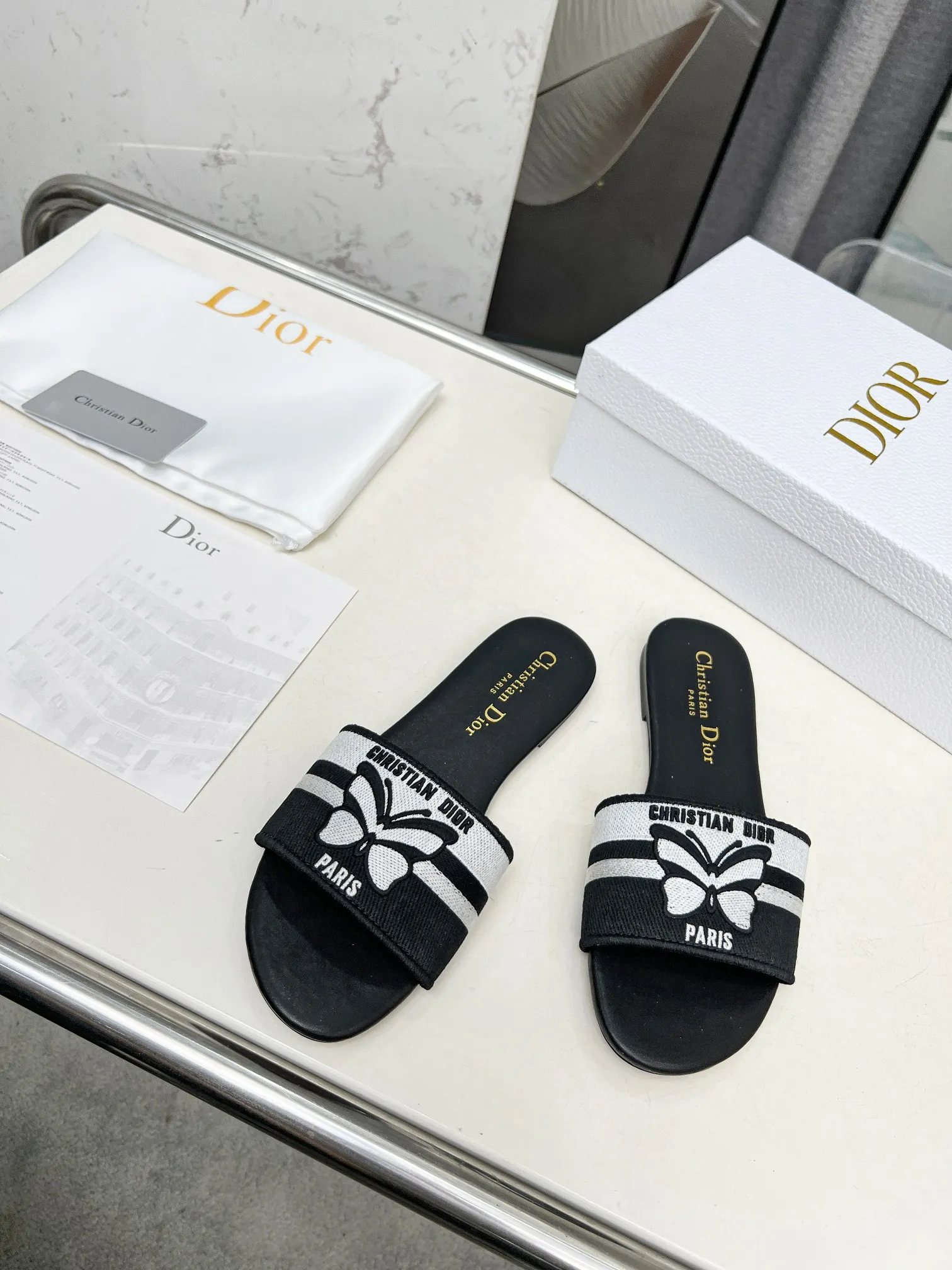 👟👟Ex-factory price 280👟👟 Genuine leather sole +30 CD•Dior women's presbyopic embroidered leather sole slippers Christian Dior has always been synonymous with magnificence and elegance, and has always been at the top of the fashion palace👍 What is particularly worth mentioning is: the embroidered ✨ pattern on the sole reproduces one of the cherished symbols of Christian Dior✅ More than a hundred colors to choose from ◽️️Upper: Selected top-quality embroidered cotton ◽️Inner lining: imported sheepskin ◽Number 35-40 (customized at 41.42.43)